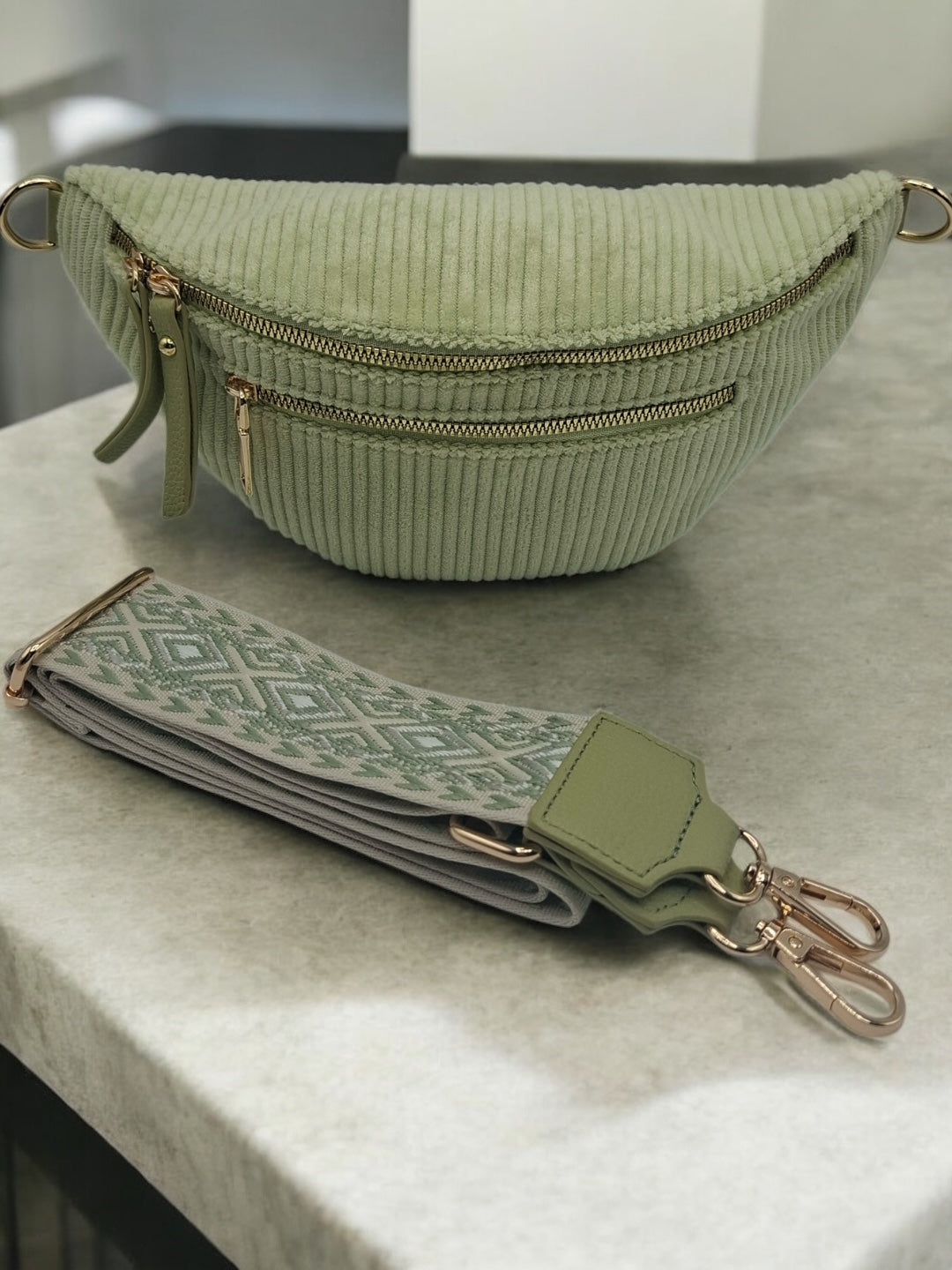 Sac banane velours côtelé 2 poches vert clair vert d'eau sangle fantaisie