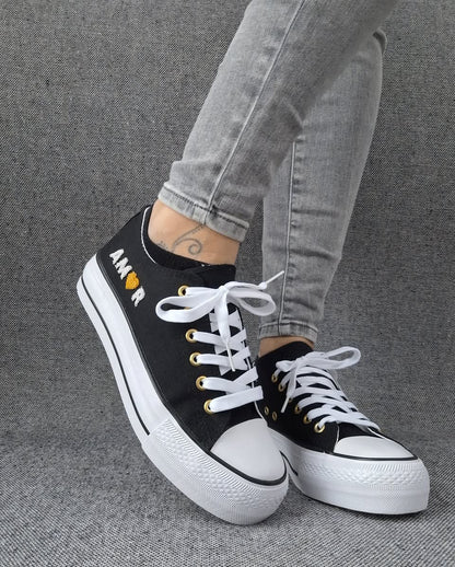 Chaussures baskets basses en toile noir avec inscription “Amor” style converse