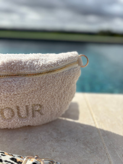 Sac banane en tissu moumoute douce bouclette beige inscription "AMOUR" sangle fantaisie léopard