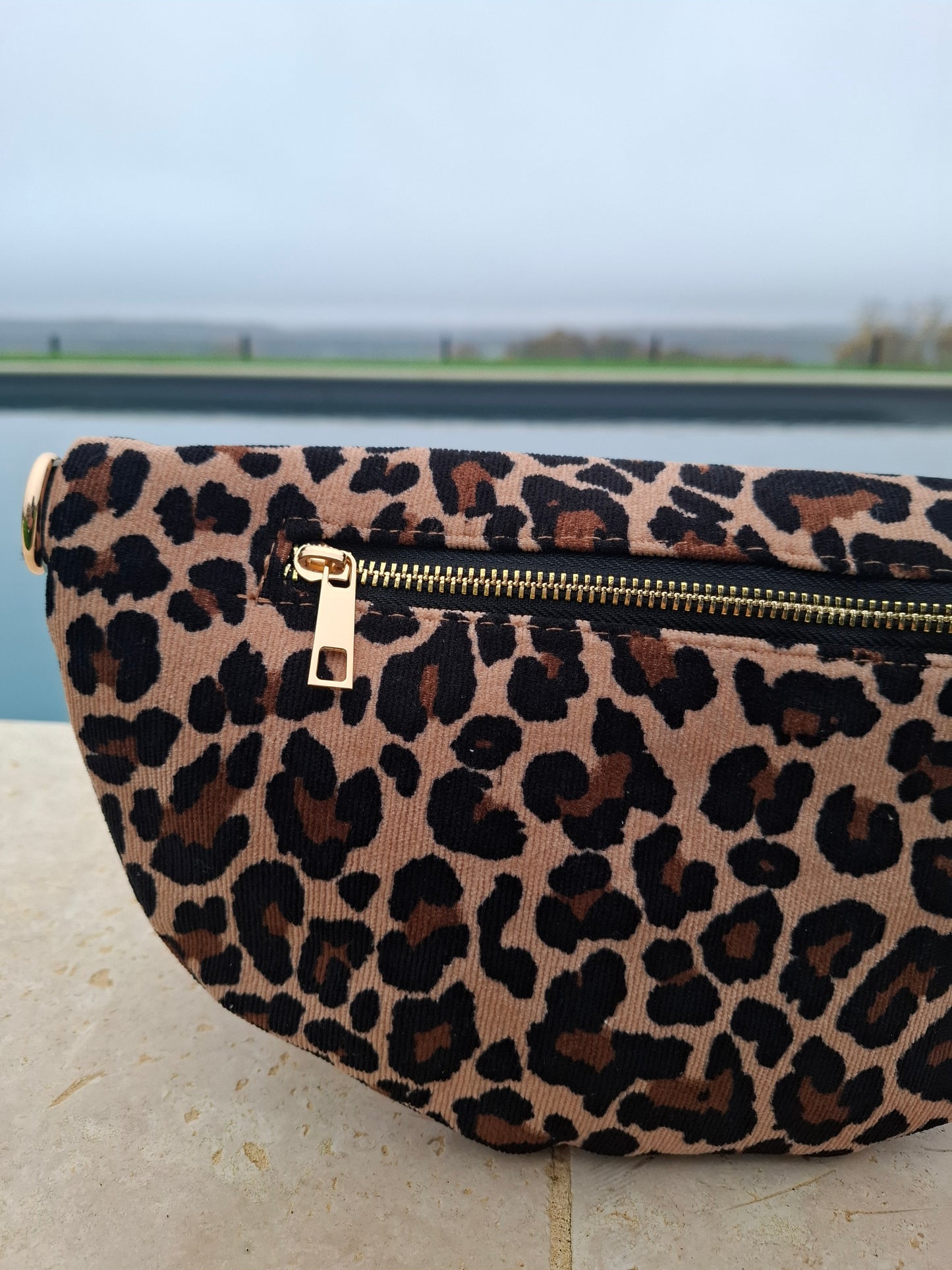 Sac banane en velours côtelé marron et noir imprimé léopard