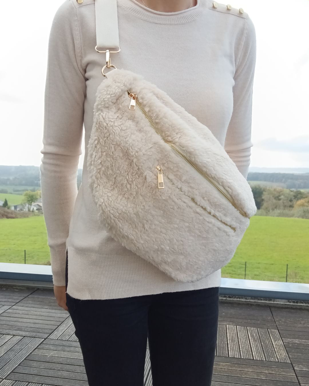 Sac banane XXL tissu toucher peluche deux poches Ecru