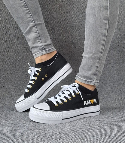 Chaussures baskets basses en toile noir avec inscription “Amor” style converse