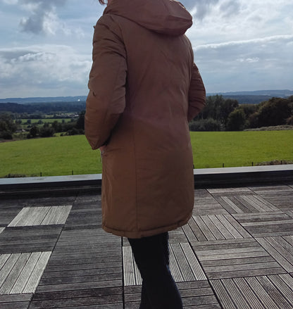 Melya Melody - Manteau long réversible et imperméable matelassé camel/doré - Curvy