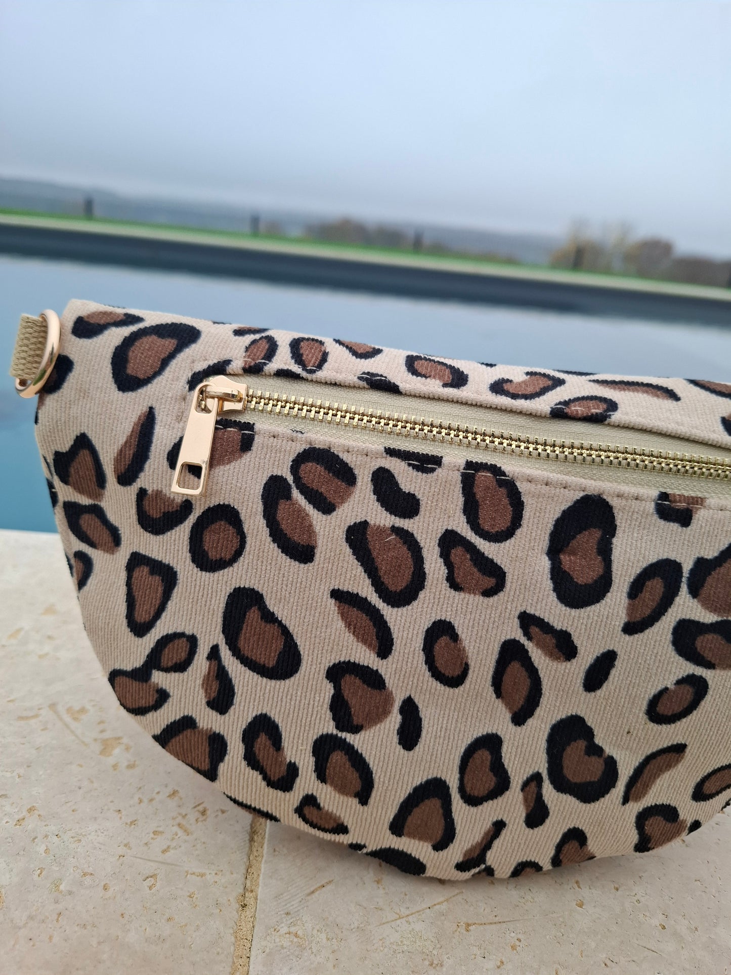 Sac banane en velours côtelé beige imprimé léopard marron et noir
