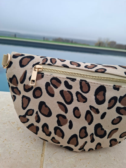 Sac banane en velours côtelé beige imprimé léopard marron et noir