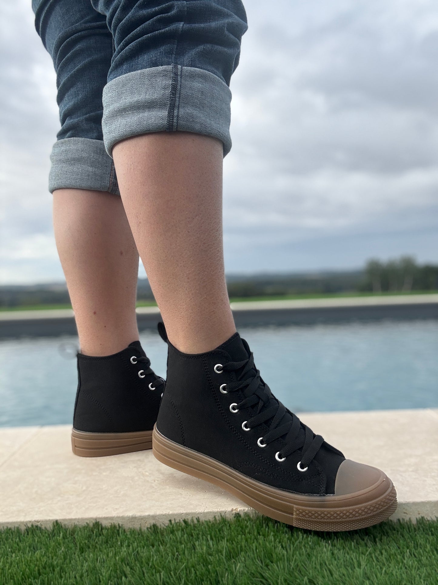 Chaussures baskets hautes en tissu noir et marron style converse