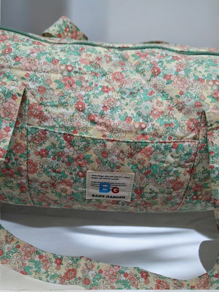 Sac polochon en coton matelassé motifs à fleurs vert d’eau