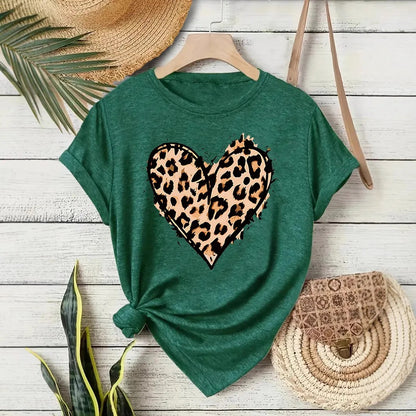 T-shirt vert Femme avec motif cœur léopard imprimé, cou rond, style estival tendance.