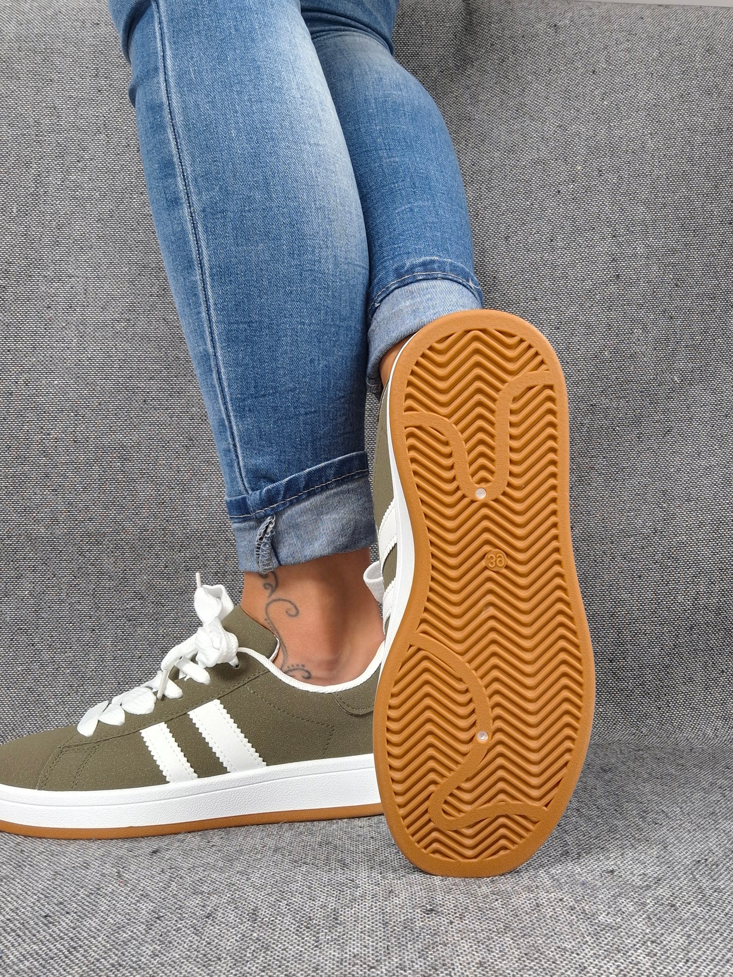Chaussures baskets basses kaki vert olive à bandes blanches style campus
