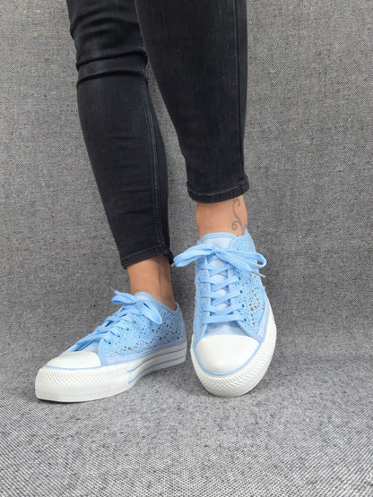 Chaussures baskets basses à dentelle bleu en tissu style converse