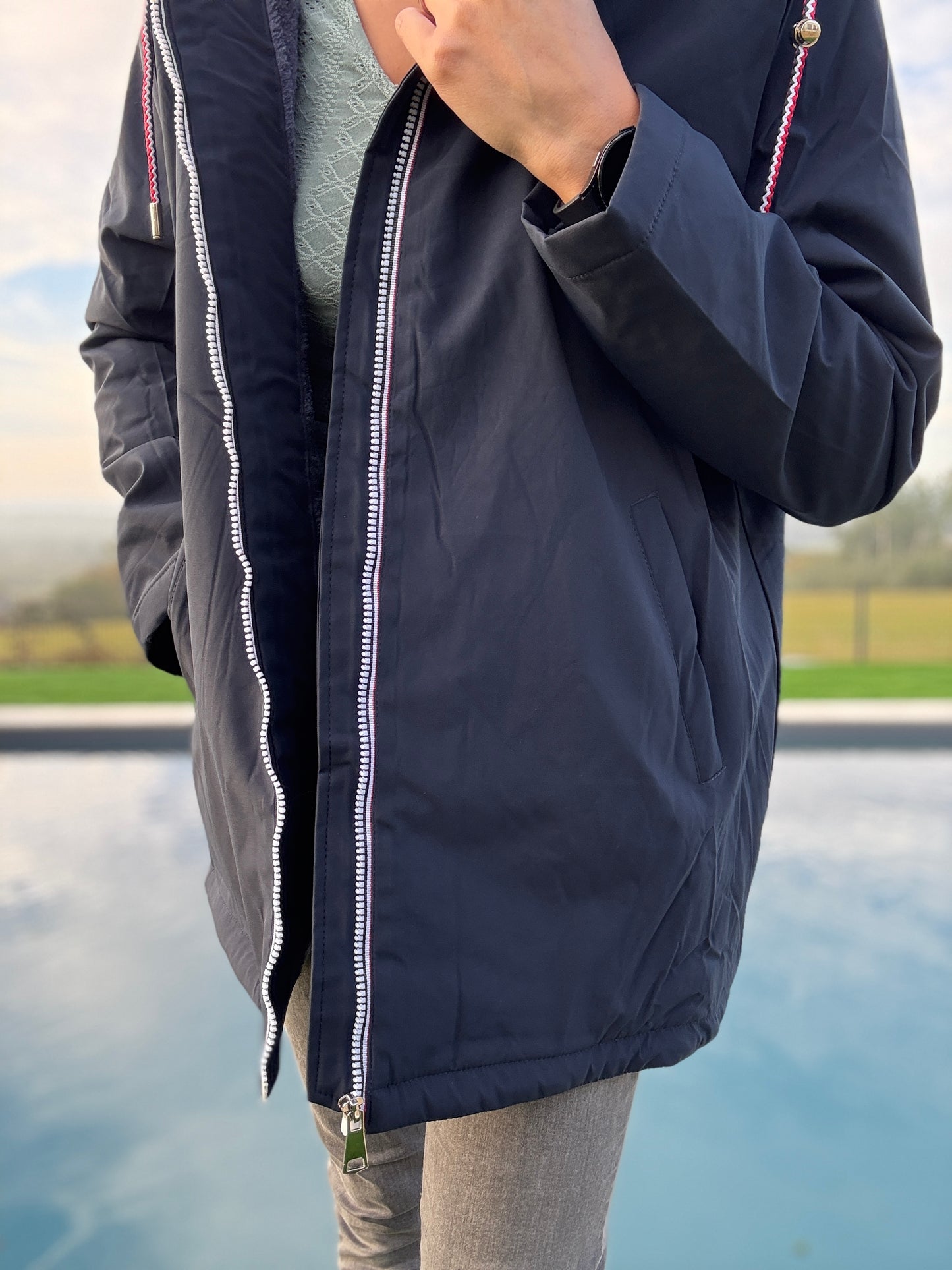 Manteau imperméable mi long fourré en fausse fourrure bleu marine