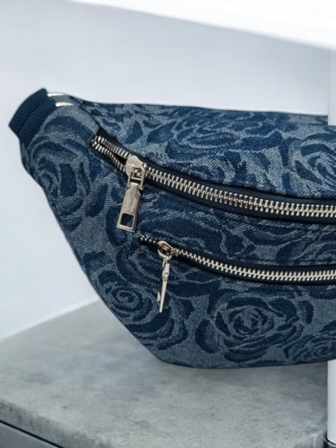 Sac banane XL tissu jean 2 poches motifs fleuri