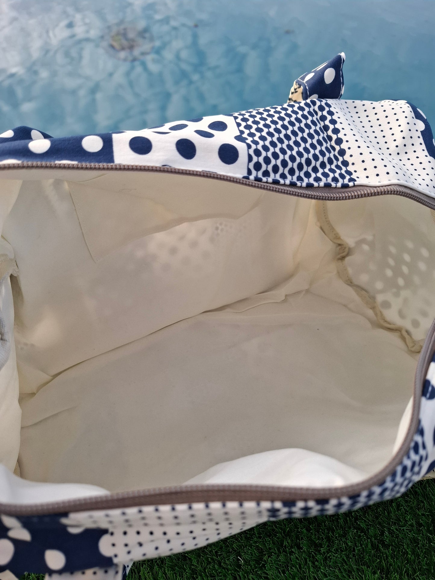 Sac polochon week end de voyage en tissu coton patchwork motifs à pois bleu marine et blanc