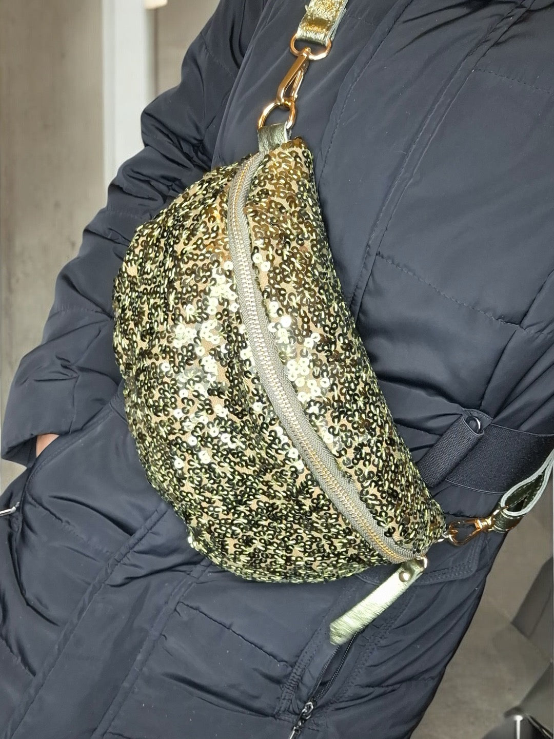 Sac banane tissu et sequins vert kaki