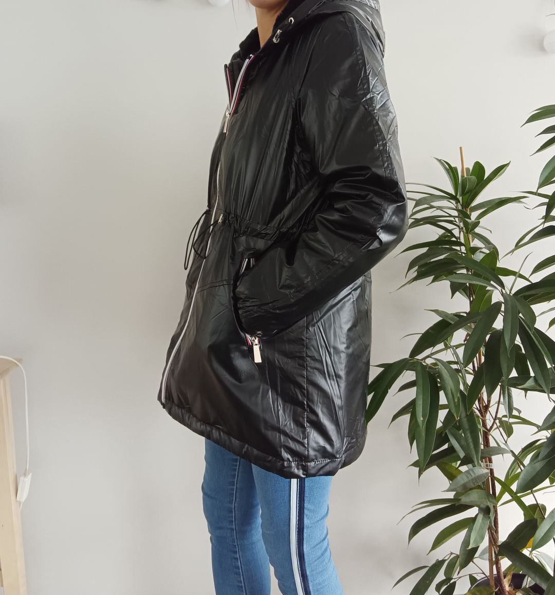 Attrait Paris - Manteau mi-long imperméable fourré resserrable à la taille noir brillant