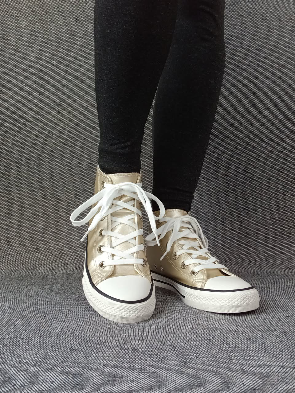 Baskets hautes dorées et blanche type Converse