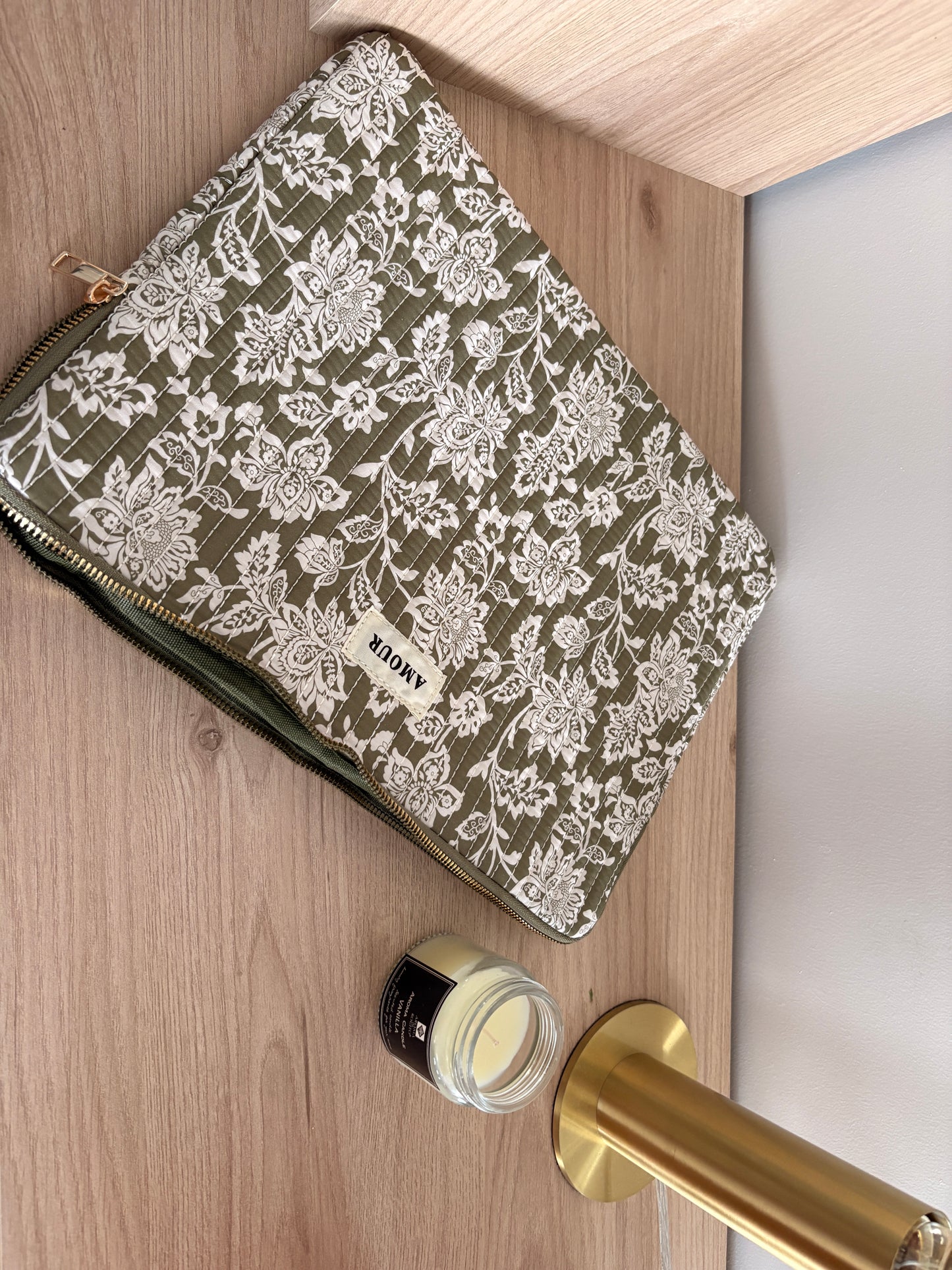 Pochette housse pour ordinateur en coton matelassé liberty floral toile de jouy couleur Kaki et blanc