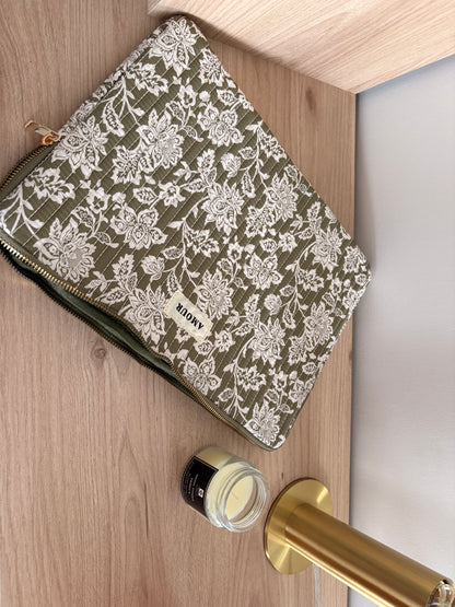 Pochette housse pour ordinateur en coton matelassé liberty floral toile de jouy couleur Kaki et blanc