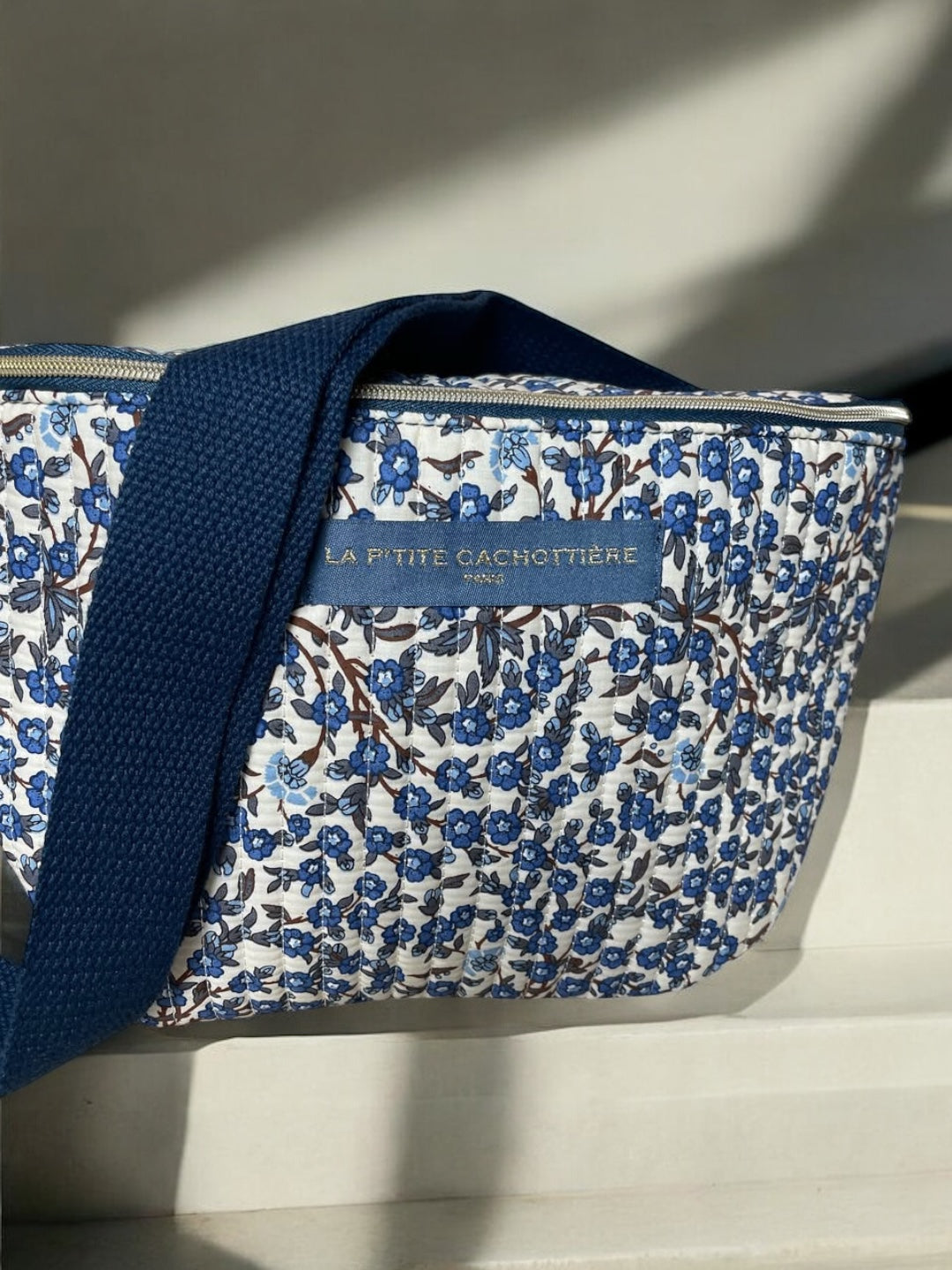 Nouveautés - Sac banane en coton liberty fleuri bleu marine « La Ptite cachottière »