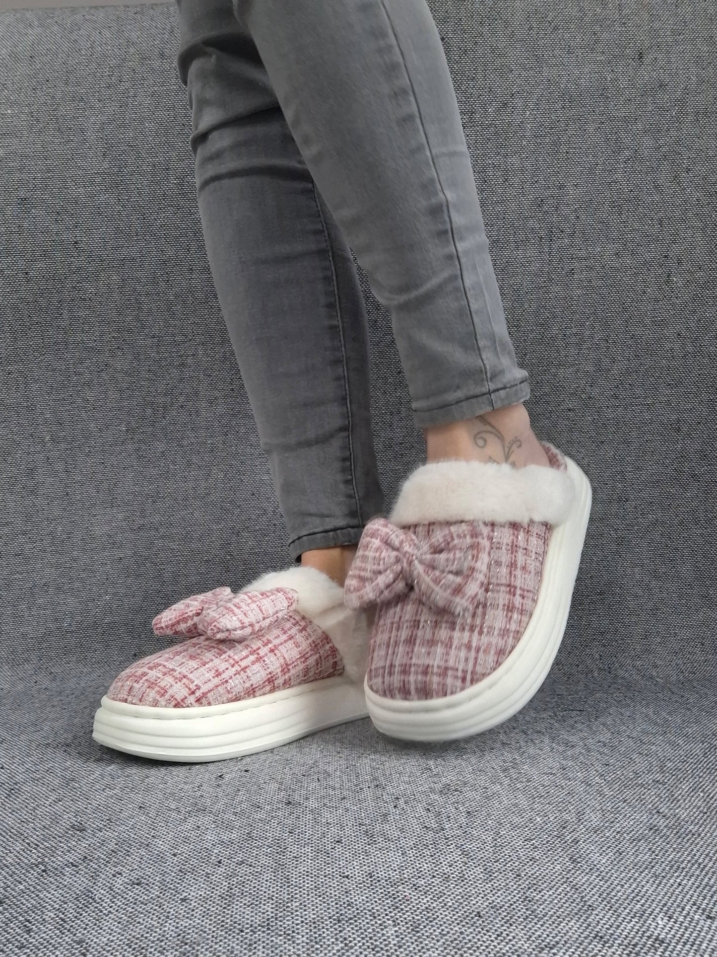 Chaussons fourrés rouge et blanc en tissu à carreaux avec noeud