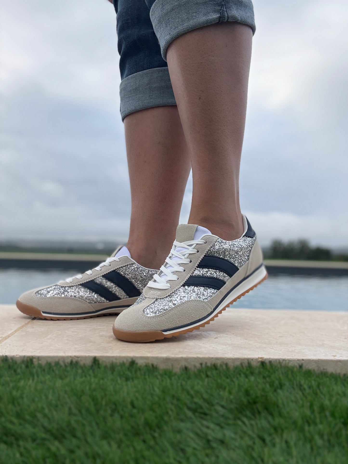 Chaussures baskets basses gris pailleté avec des rayures bleu marine style sneakers