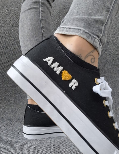 Chaussures baskets basses en toile noir avec inscription “Amor” style converse