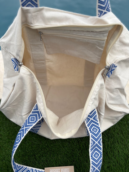 Sac polochon en coton tissu beige avec poignées motifs géométriques en bleu et blanc