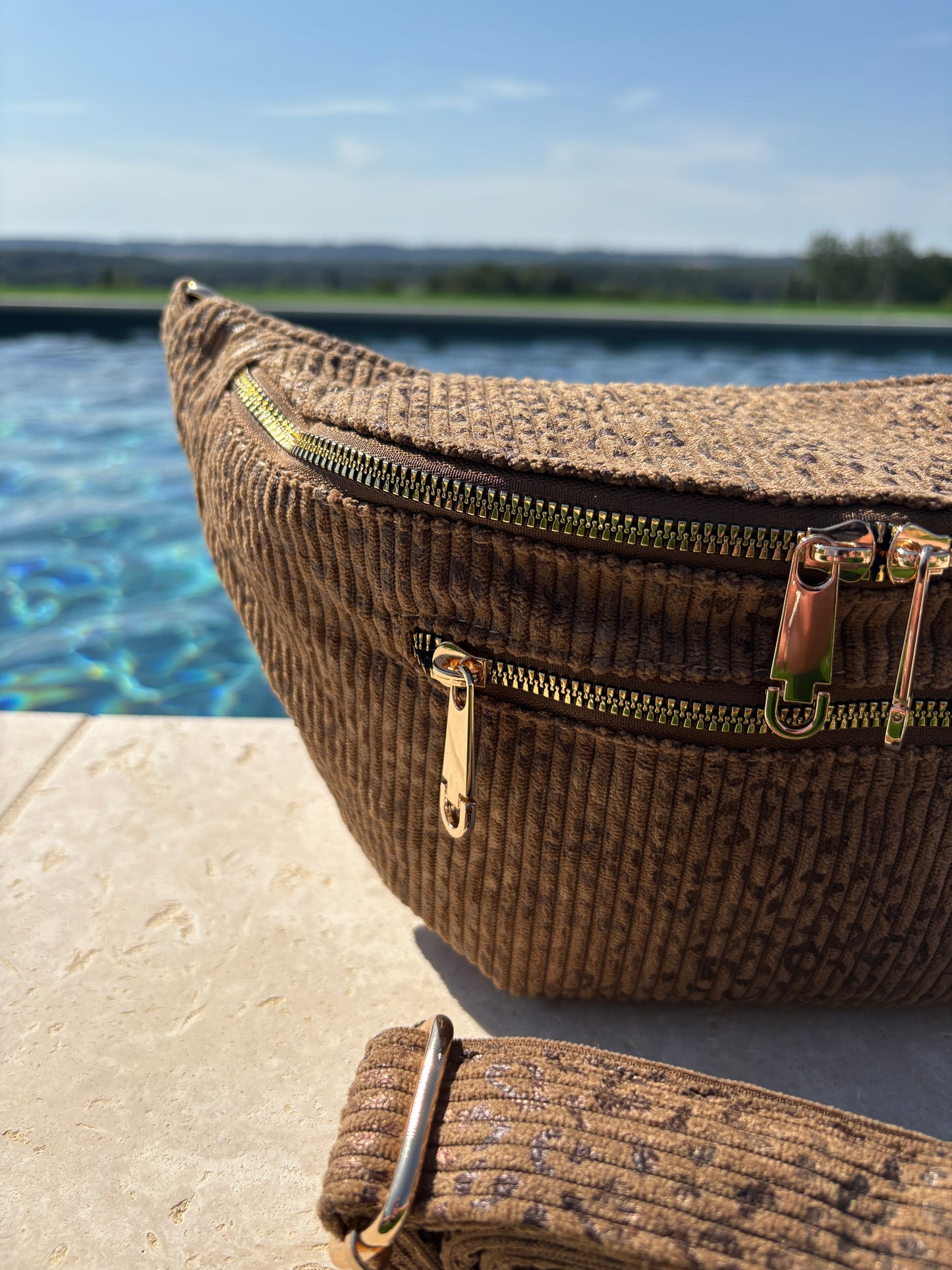 Sac banane XL en velours côtelé taupe imprimé léopard 2 poches