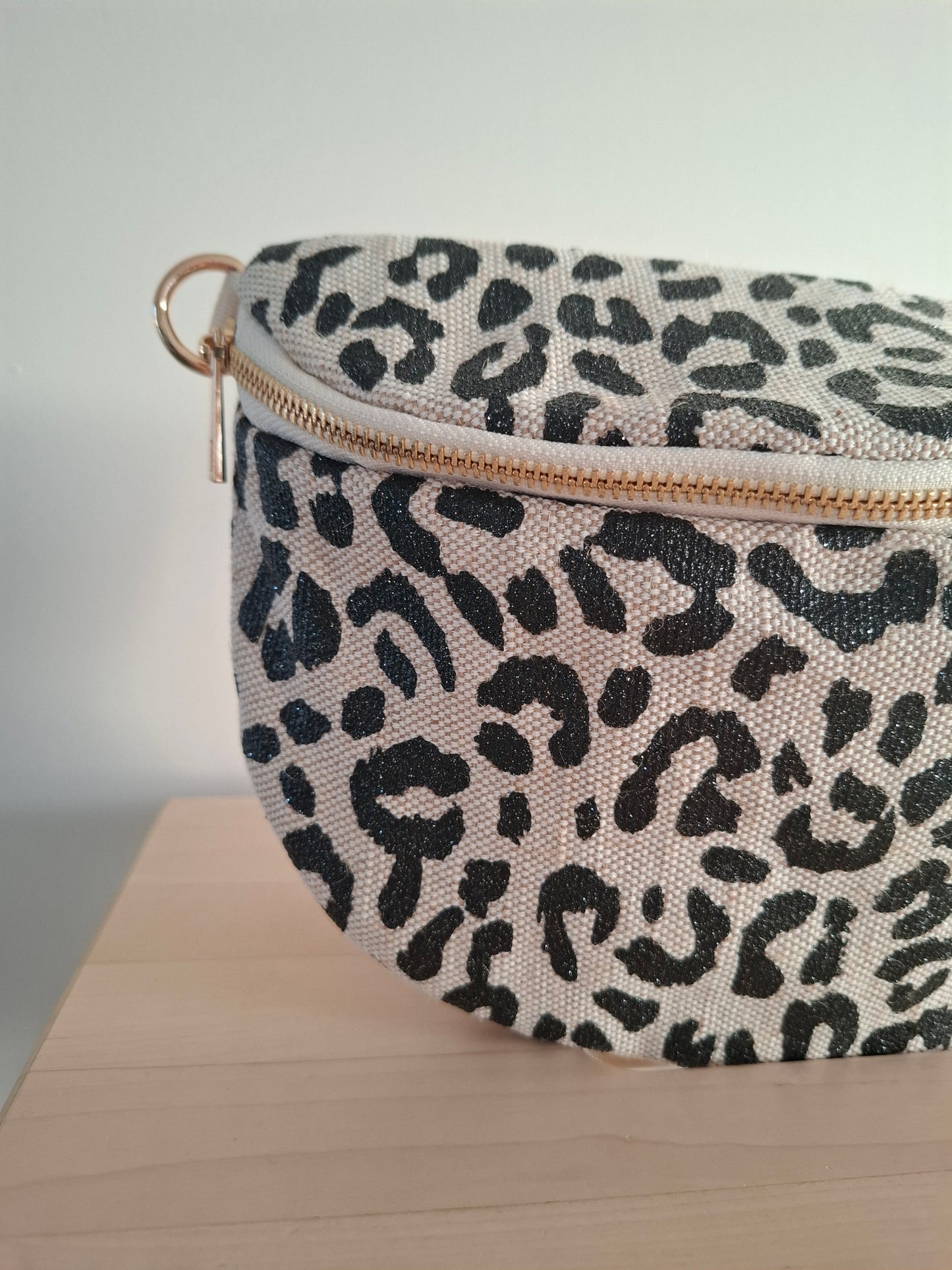 Sac banane en tissu motif léopard teintes noires et beige