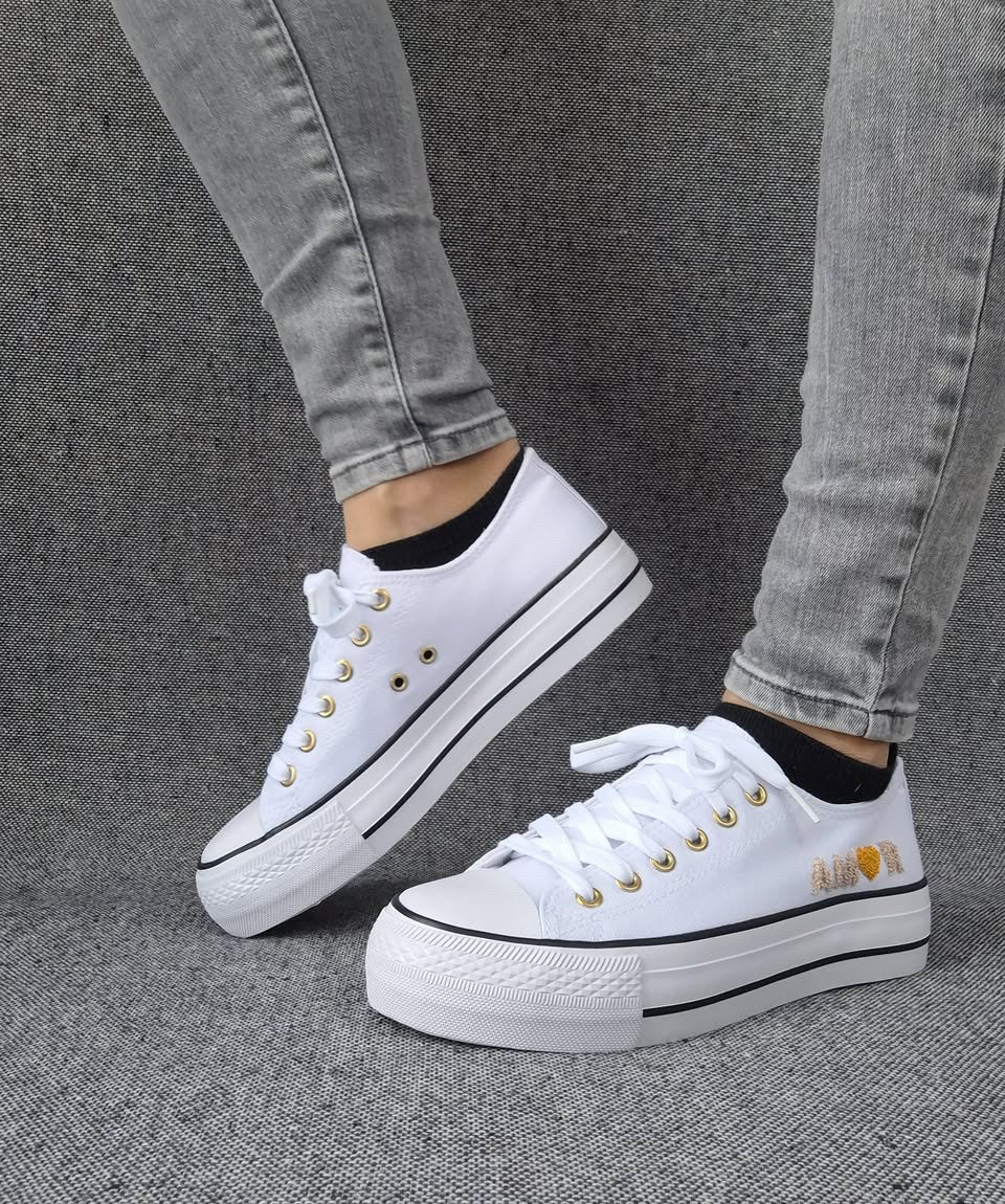 Chaussures baskets basses en toile blanche avec inscription “Amor” style converse