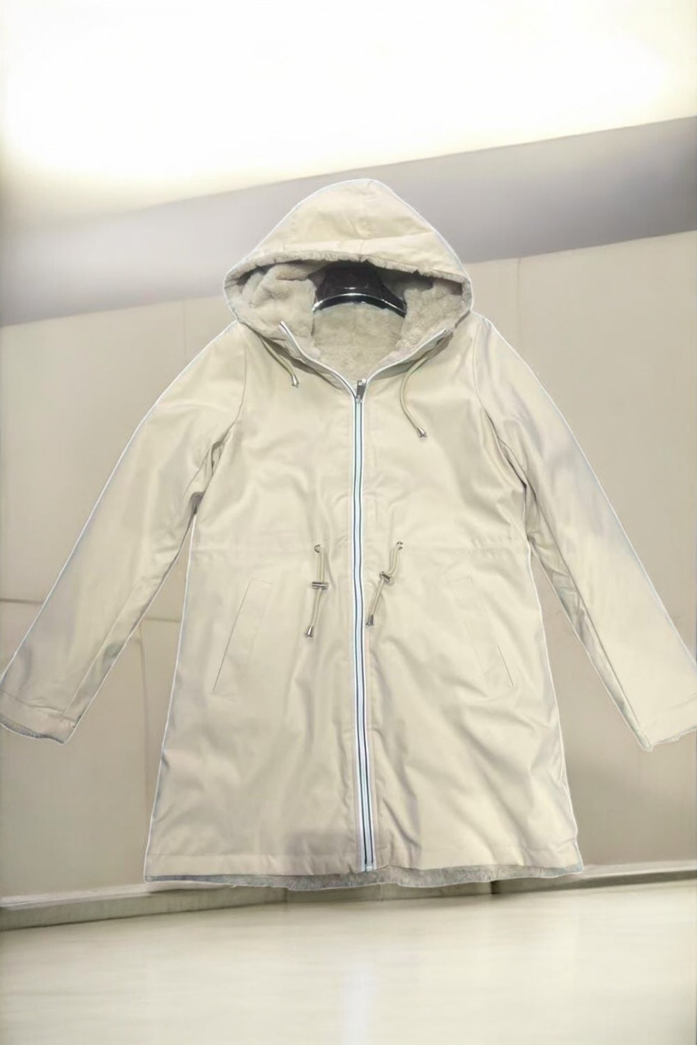 New Lolo - Manteau long beige réversible imperméable fourré fausse fourrure avec un cordon de resserrage à la taille - Curvy