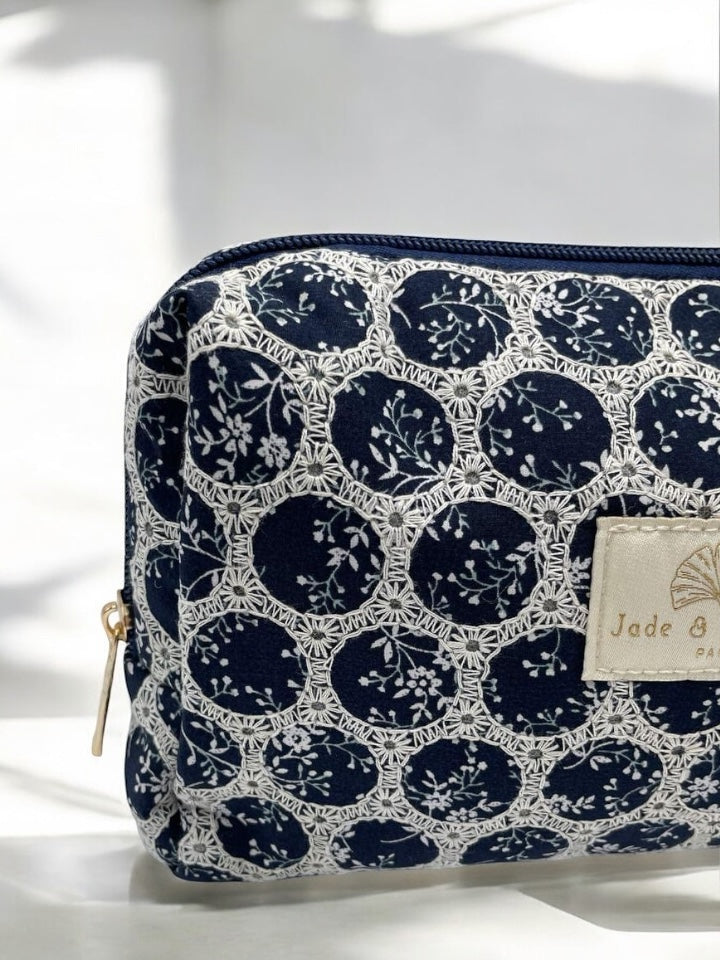 Trousse Flora en coton Jade & Clarisse motifs ronds dentelle bleu marine & blanc