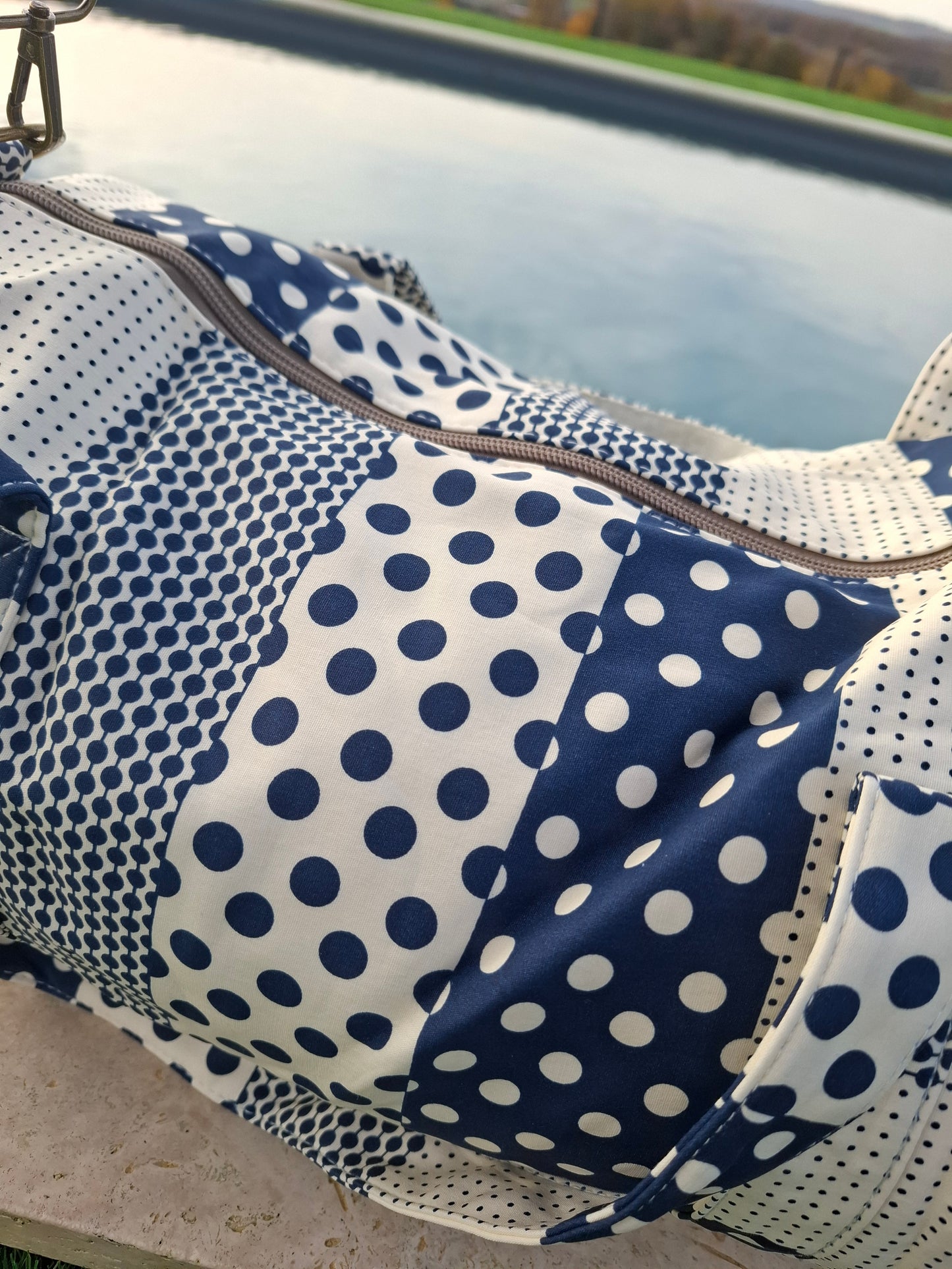 Sac polochon week end de voyage en tissu coton patchwork motifs à pois bleu marine et blanc