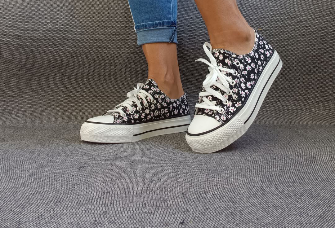 Baskets basses motifs liberty fleurs noires en tissu type converse