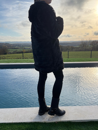 New Lolo - Manteau long noir réversible imperméable fourré fausse fourrure avec un cordon de resserrage à la taille - Curvy