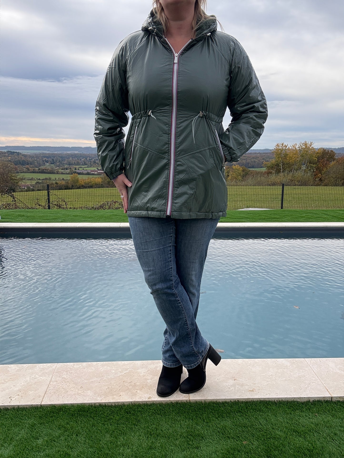 Attrait Paris - Manteau mi-long imperméable fourré resserrable à la taille kaki brillant