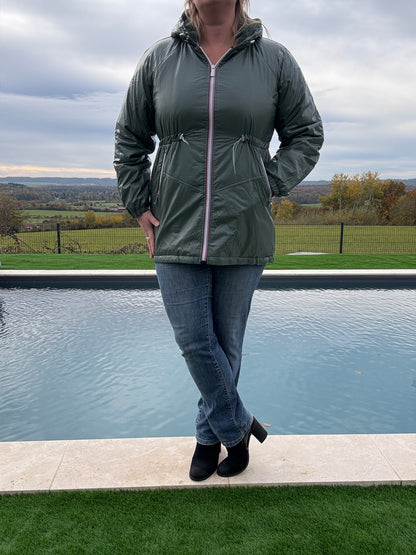 Attrait Paris - Manteau mi-long imperméable fourré resserrable à la taille kaki brillant