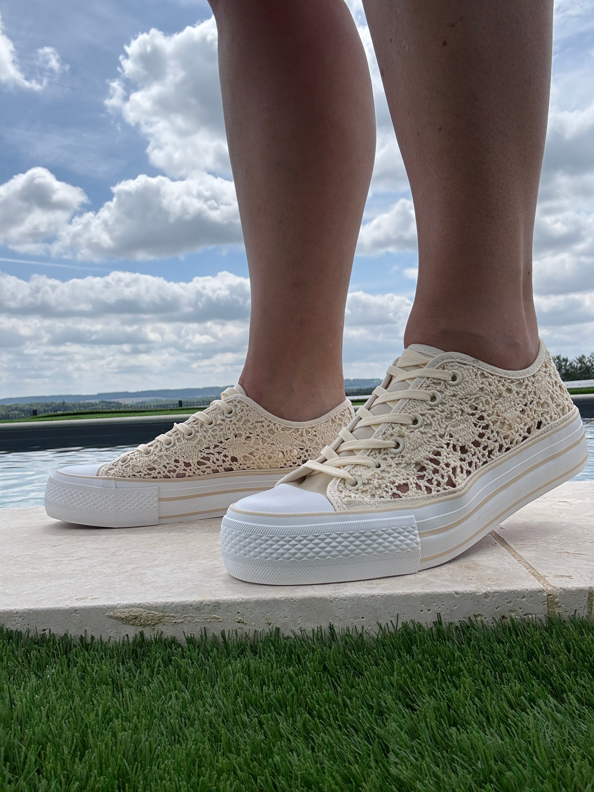 Chaussures baskets basses à dentelle beige en tissu style converse