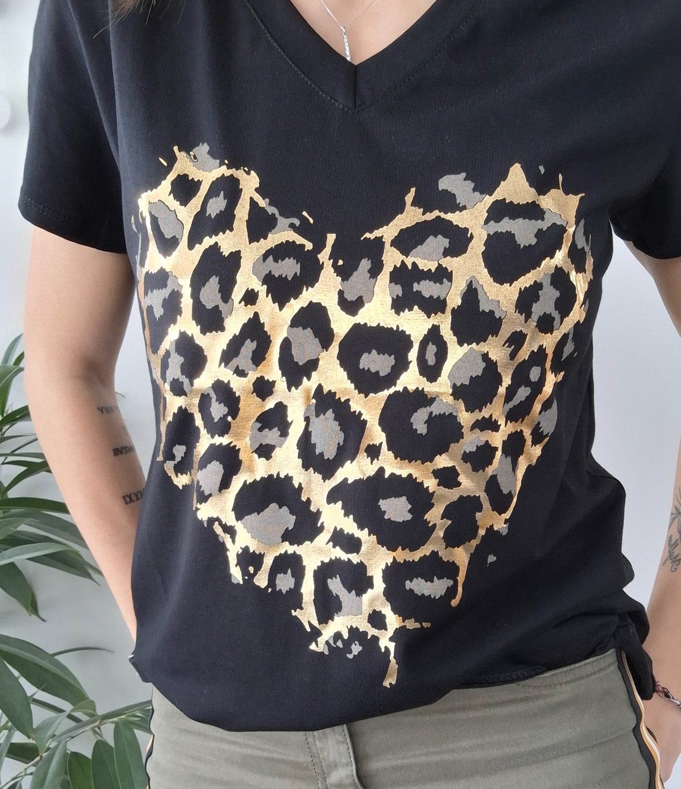 T-shirt noir en coton à motif coeur léopard