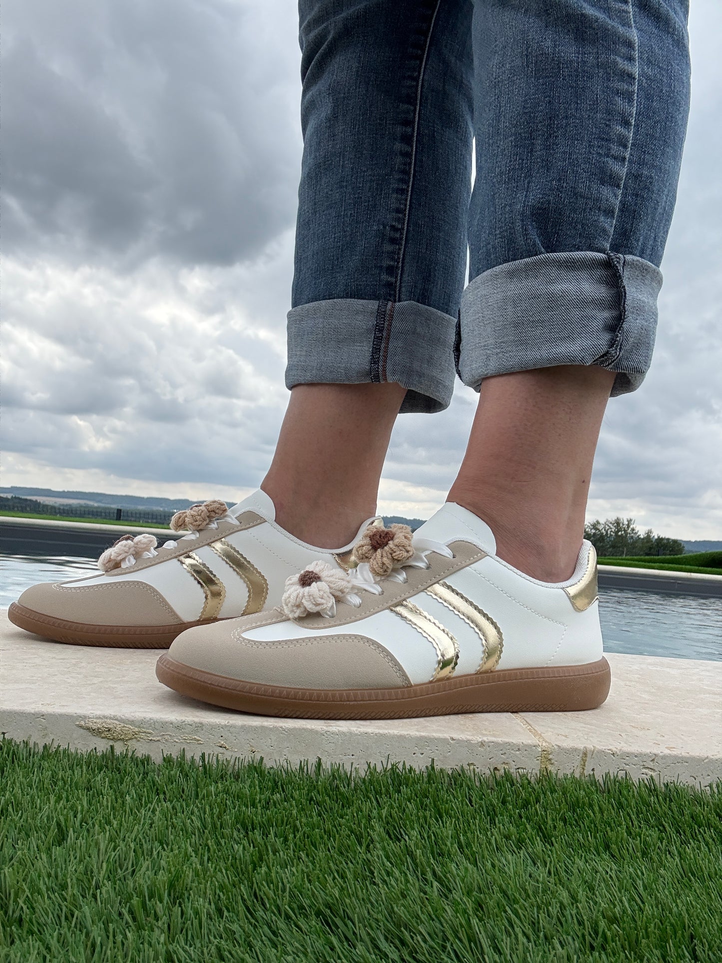 Nouveautés - Chaussures baskets plates beige et blanches avec deux bandes dorées (bijoux de lacets)