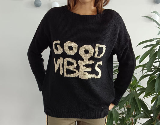 Pull mailles noir inscription “good vibes” doré