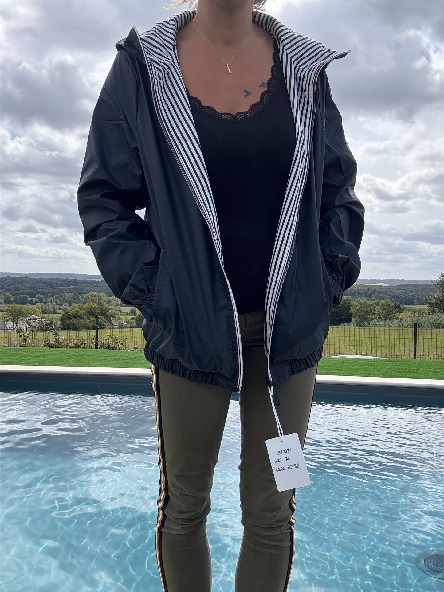 New Lolo - Manteau court mi fesses léger imperméable réversible bleu marine capuche intérieur marin rayé bleu marine blanc