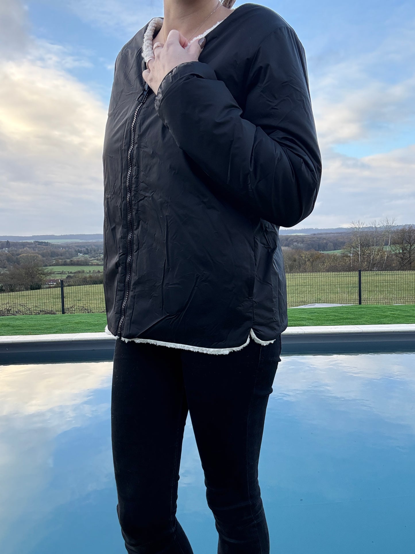 Laura Jo - Veste courte reversible noire avec doublure en sherpa beige