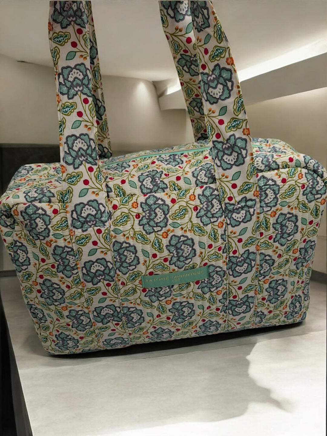 Sac week-end polochon en coton matelassé blanc liberty fleuri jaune et bleu