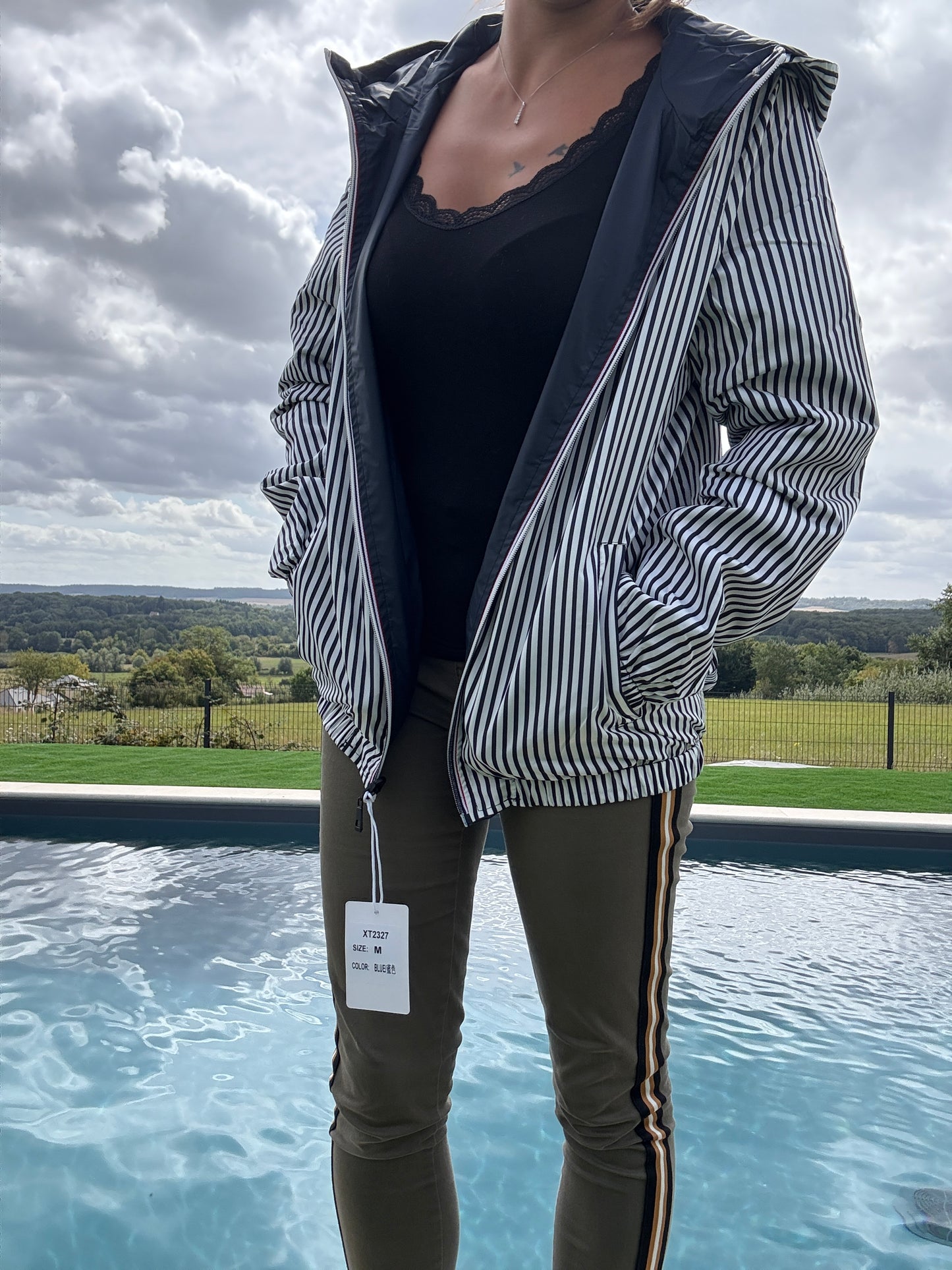 New Lolo - Manteau court mi fesses léger imperméable réversible bleu marine capuche intérieur marin rayé bleu marine blanc