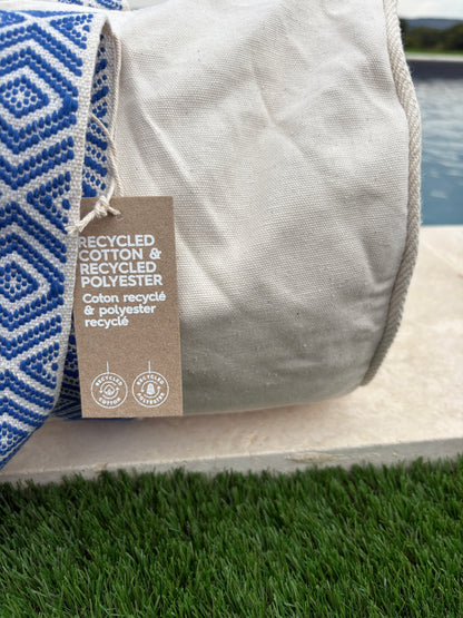Sac polochon en coton tissu beige avec poignées motifs géométriques en bleu et blanc
