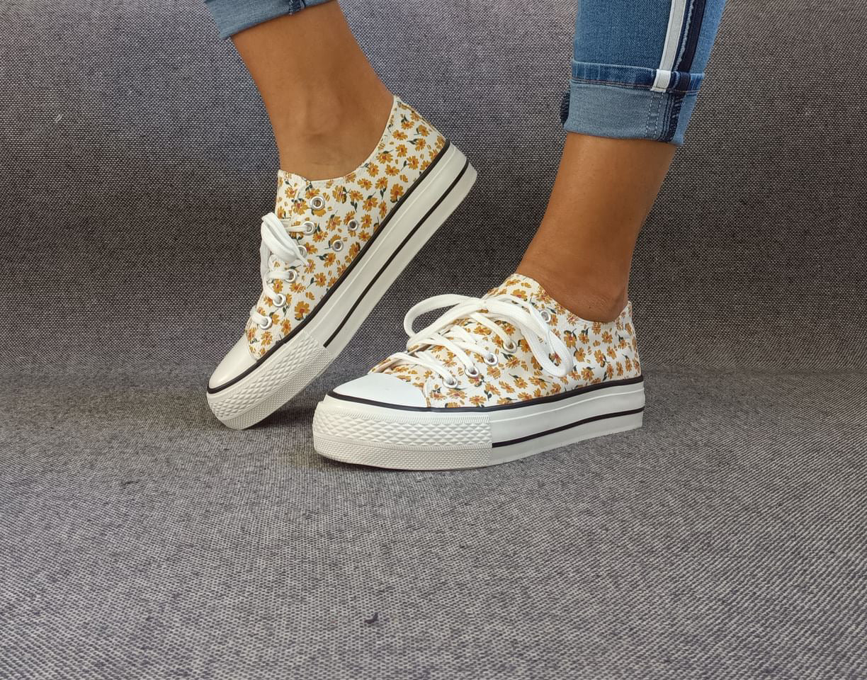 Baskets basses motifs liberty fleurs jaunes en tissu type converse