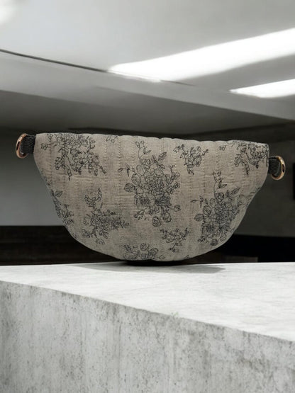 Sac banane en coton matelassé liberty blanc motif floral gris