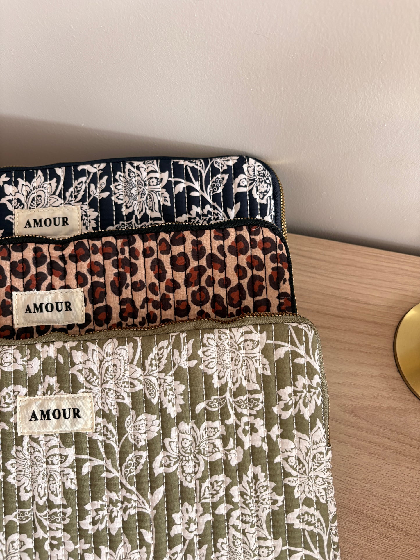 Pochette housse pour ordinateur en coton matelassé liberty floral toile de jouy couleur Bleu marine et blanc