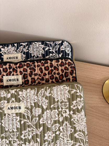 Pochette housse pour ordinateur en coton matelassé liberty floral toile de jouy couleur Bleu marine et blanc